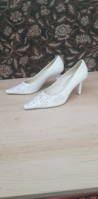 Продам белые туфли