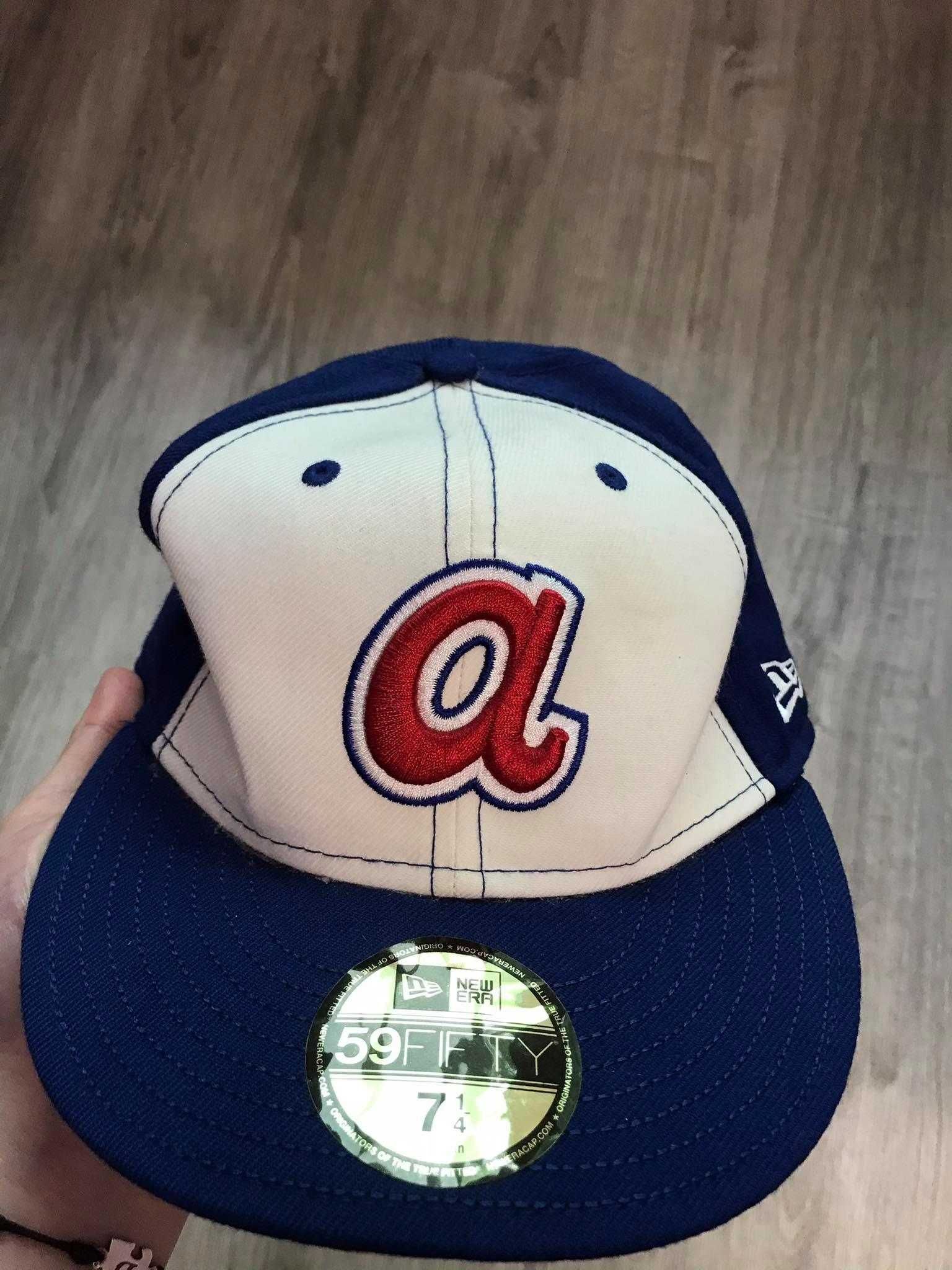 Шапки с козирки на Atlanta Braves и Helly Hansen