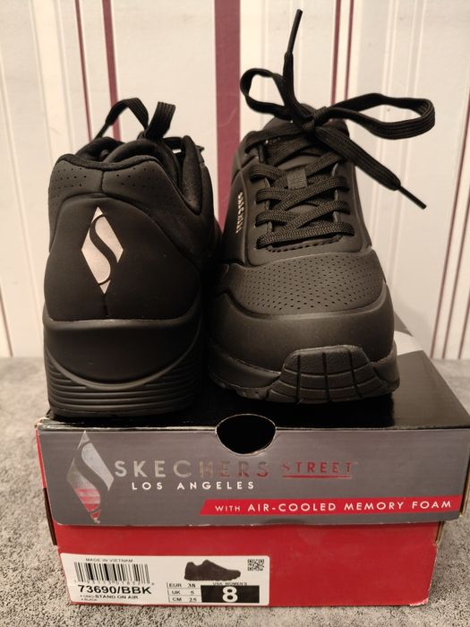 Adidași Skechers street, noi in cutie.