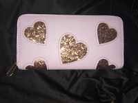Новый кошелёк розовый с золотыми сердцами и множеством отделений.