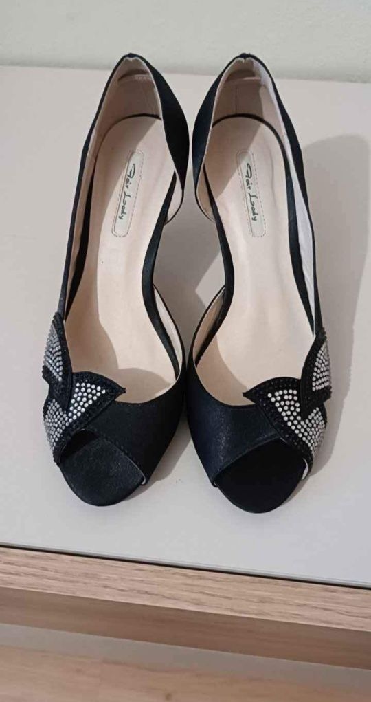 Дамски елегантни сатенени обувки на ток