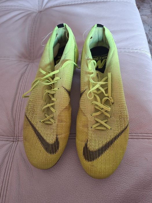 Бутонки футболни обувки Nike mercurial