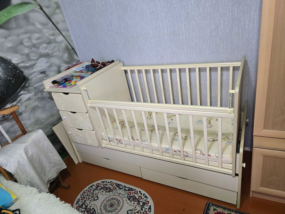 Продаётся детская кровать-комод-пеленальный стол в отличном состоянии