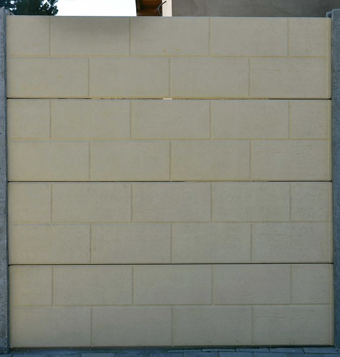 Gard din beton cu tot cu stalpi.