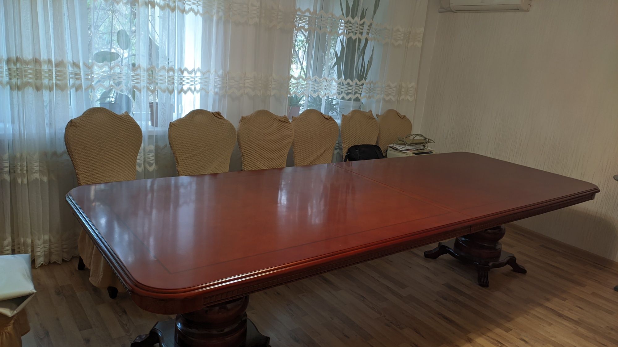 Стол из натурального дерева