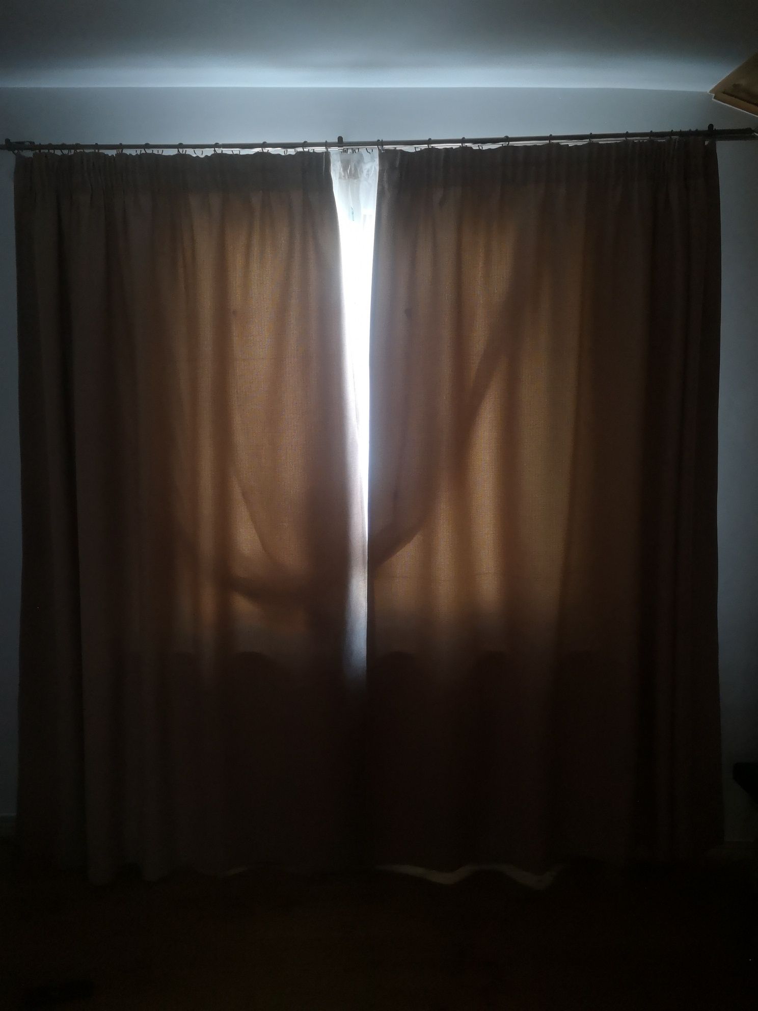 Vând draperie Blackout maro