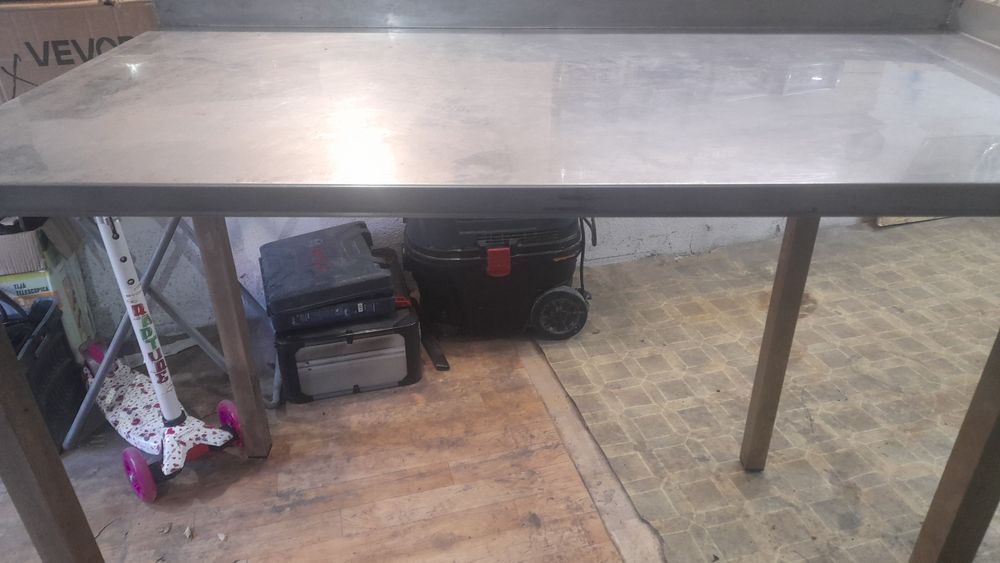 Продавам маса от неръждавейка.