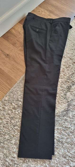 Vand costum barbatesc ,marimea l,purtat o singura data