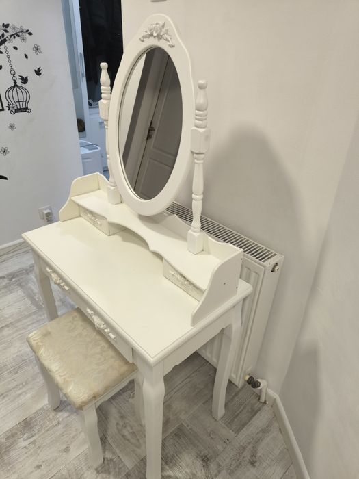 Vind masă vintage de machiaj