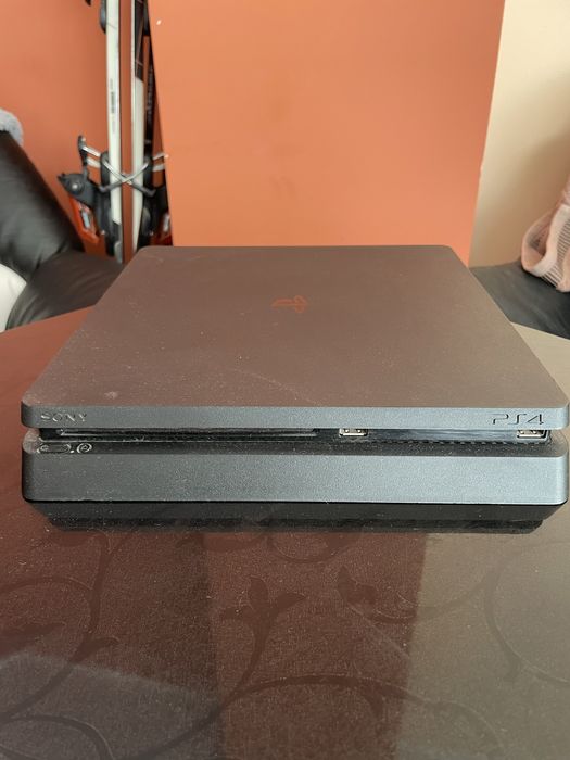Playstation 4 Slim - 1 TB + 2 джойстика и dock станция