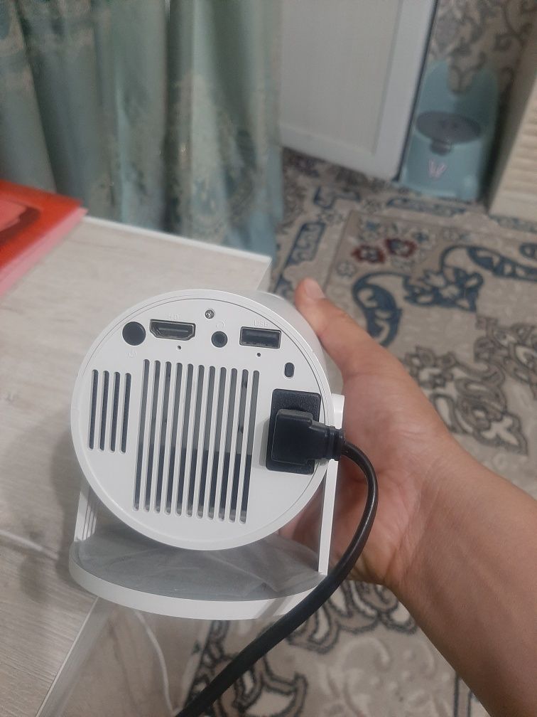 Projektor yangidek ozgina ishlatilgam