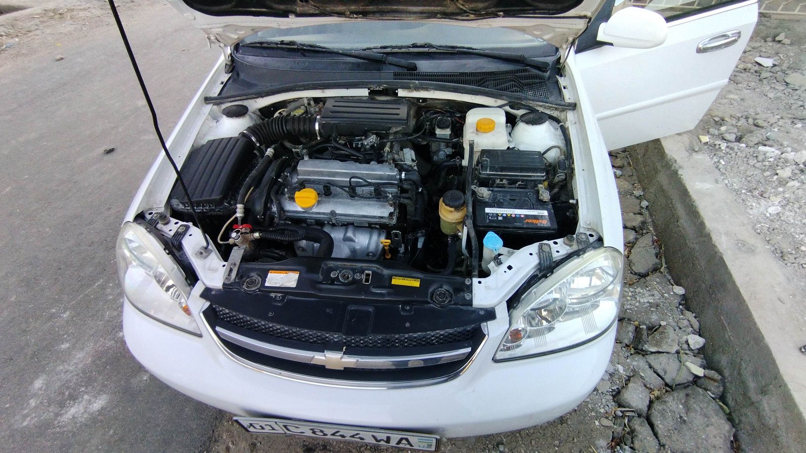 Lacetti 1.8 sotiladi