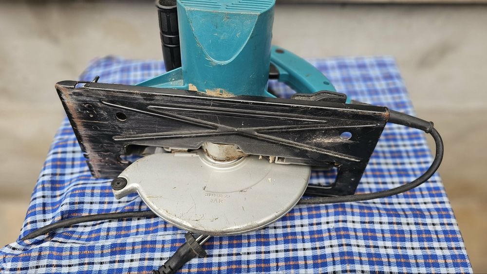 Ръчен циркуляр макита