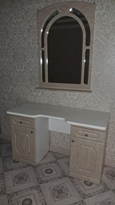 Комод  с зеркалом в идеальном состоянии