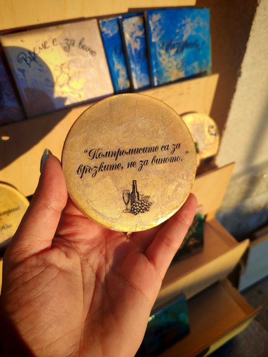 Поставка с послание от масивно дърво и смола