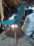 Scaun ikea culoare turcoaz (plastic,lemn)