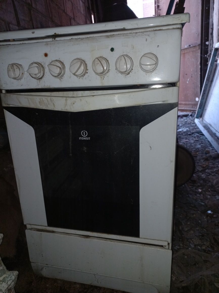 Продам печь Indesit