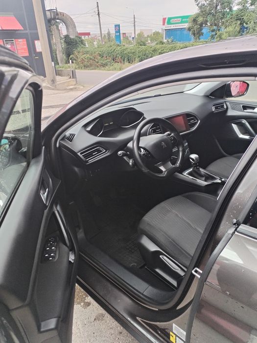 Mașina Peugeot 308 2015