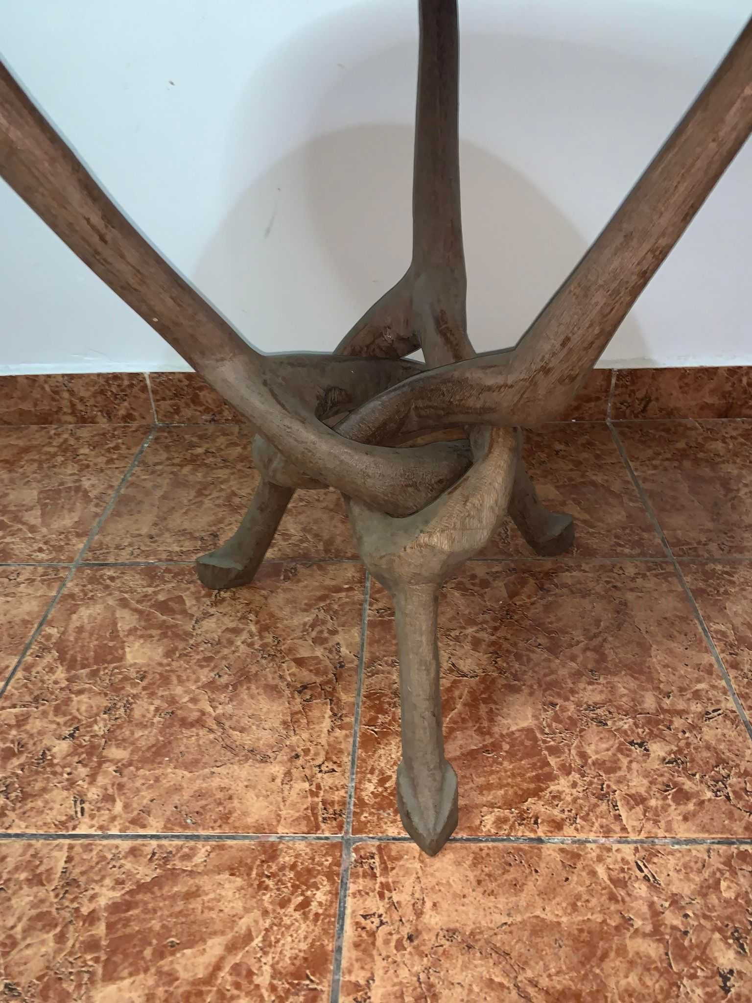 Masa cu picior sculptat din lemn inpletit