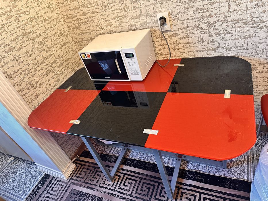 Кухонный стол стеклянный и сталья