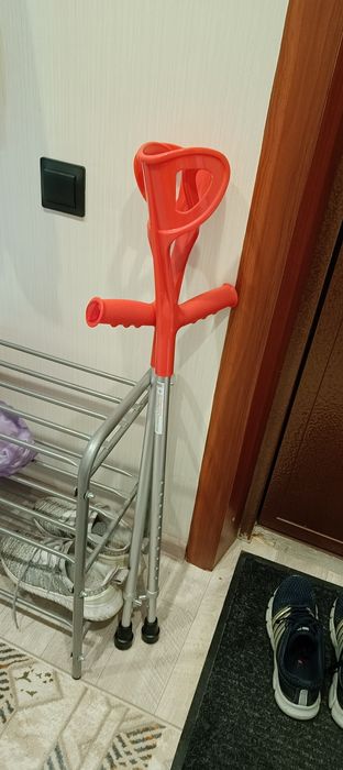 Костыли с подлокотником