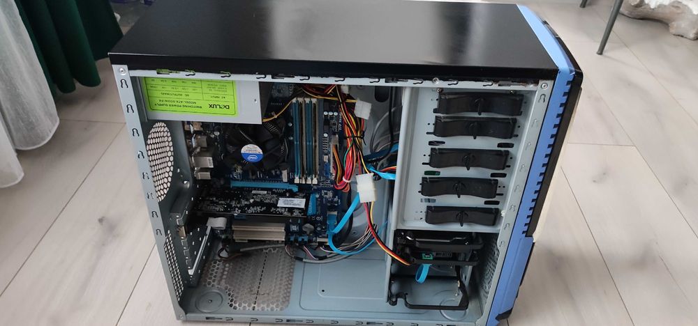 PC i5 cu SSD si HDD - Placa video dedicata cu Monitor Philips 22