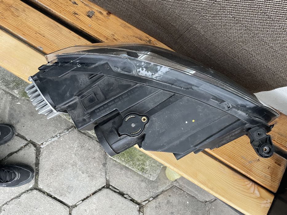 Оригинален ляв фар за Seat Ateca 2016-2020 в добро състояние