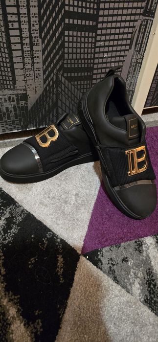 Vând adidași balmain
