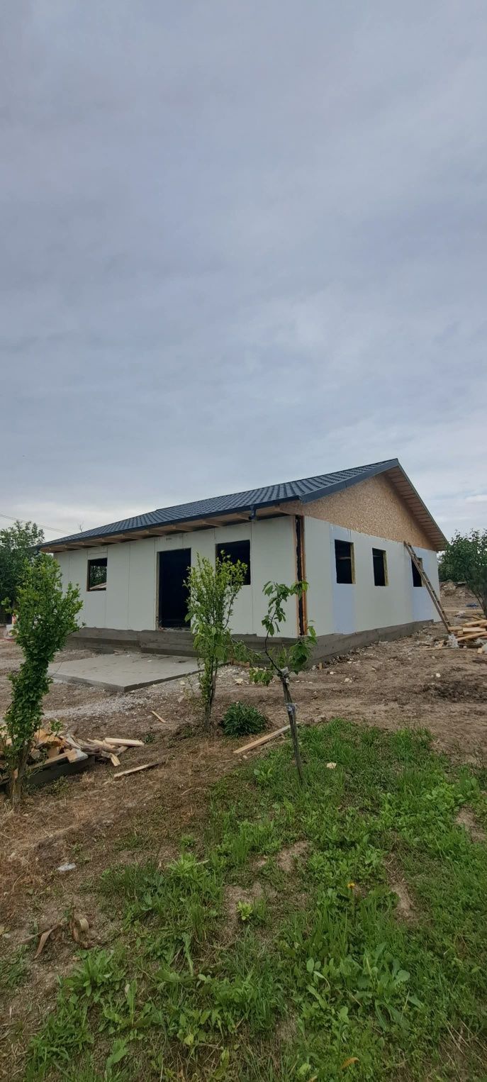 Casute pe structura metalica cu pereti din panouri sandwich