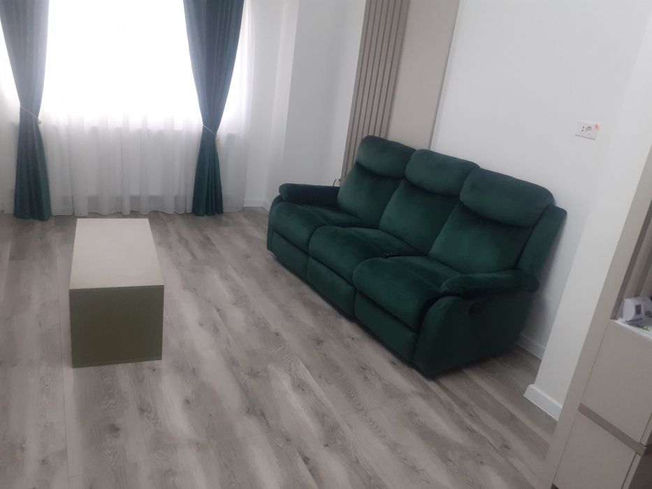 Canapea noua cu măsuță canapeaua se desface pt 2 persoane