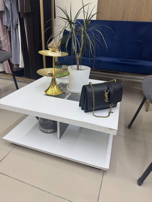 Диван, стол, reception, стойки для одежды