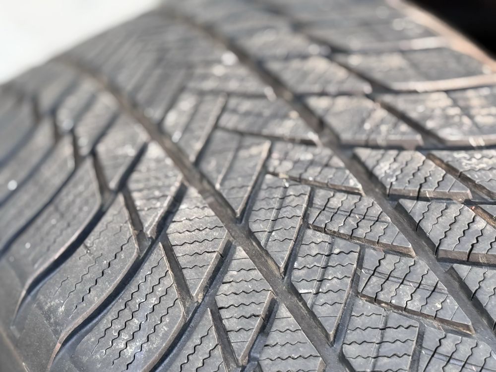 225/60/R17 Bridgestone Brizak 4бр зимни dot4323 6-7mm