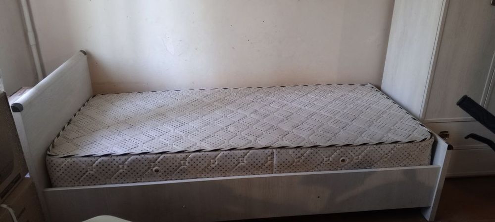 Продам кровать.пианино и бутсы