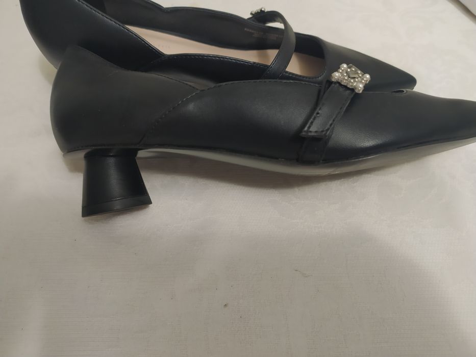 Дамски елегантни обувки,оригинал на ,CHARLES&KEITH