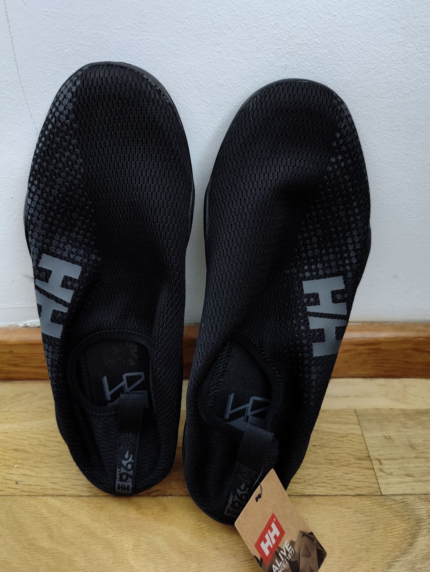 Vând pantofi apa Helly Hansen noi