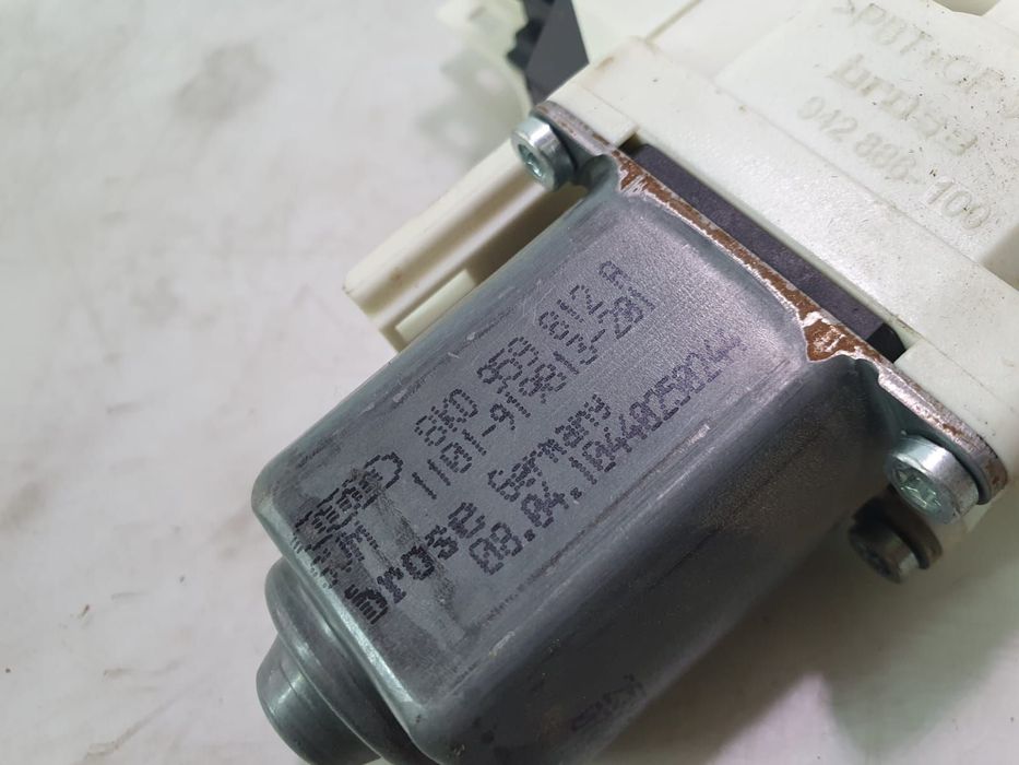 Motoras geam dreapta spate 8k0959812a Volkswagen VW Touareg generatia