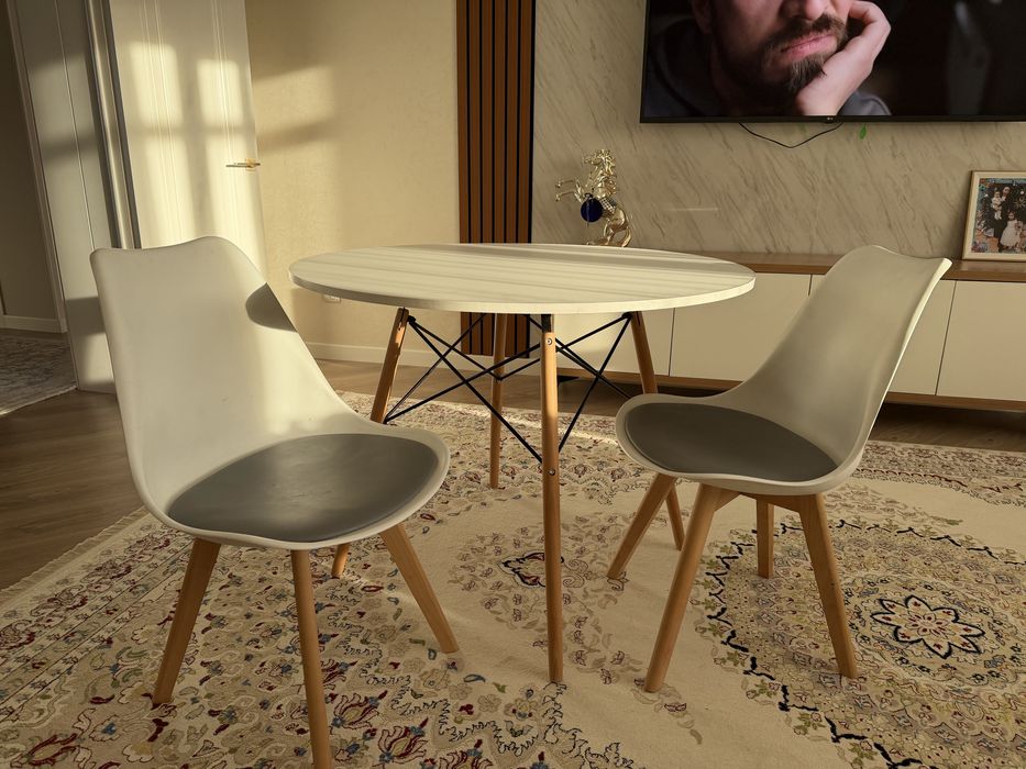 Продам стол и 4 стула комплект