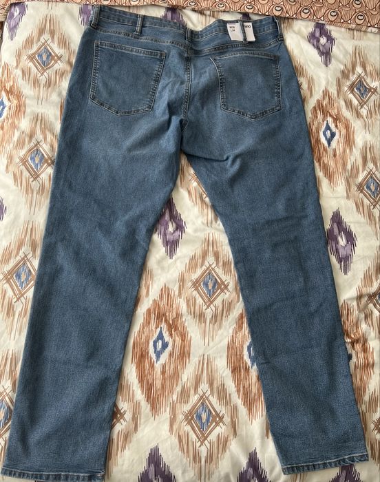 Blugi noi cu eticheta