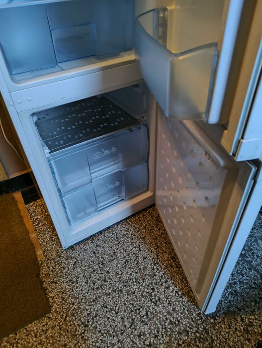 Бял Хладилник Веко