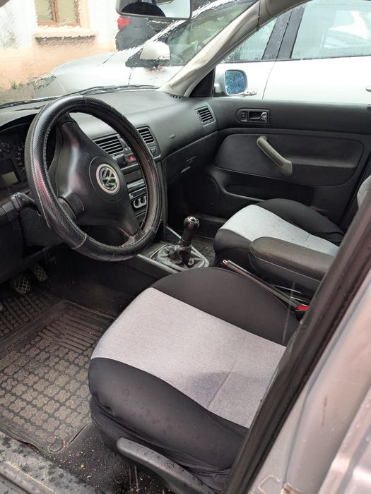 VW Bora Sedan 1.6 benzina – avariată, motor excelent, 1000 EUR