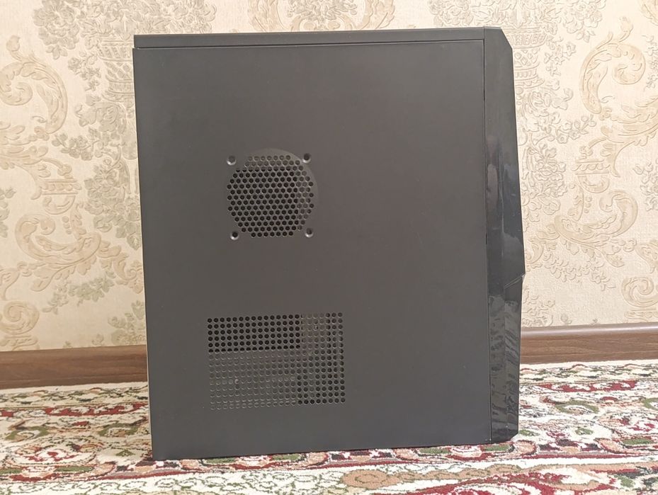 Продаю компьютерный корпус Avtech ATX Mid Tower с RGB кулером