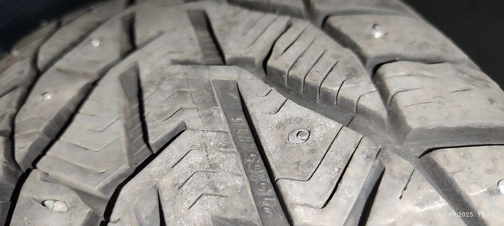 Шипованные шины в отличном состоянии