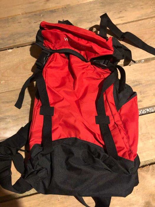 rucsac aproape nou, in stare perfecta, rosu cu negru