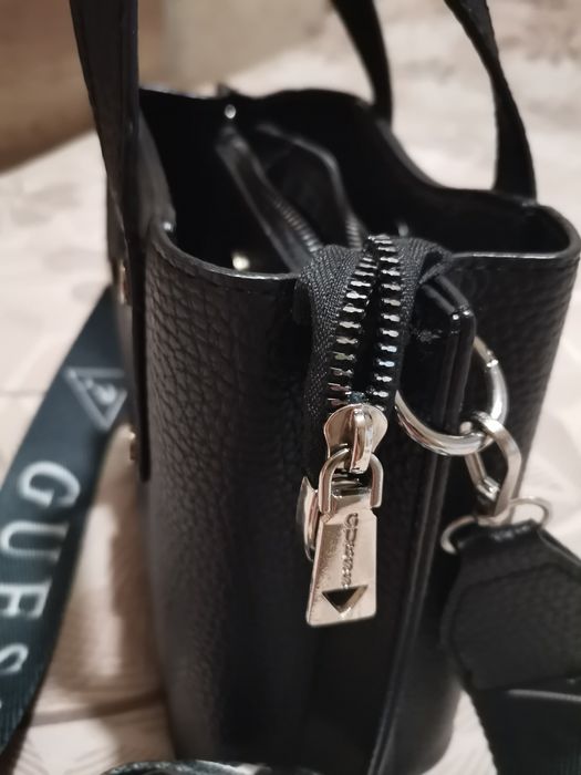 Дамска чанта през рамо GUESS р-р 18/20/9 см.