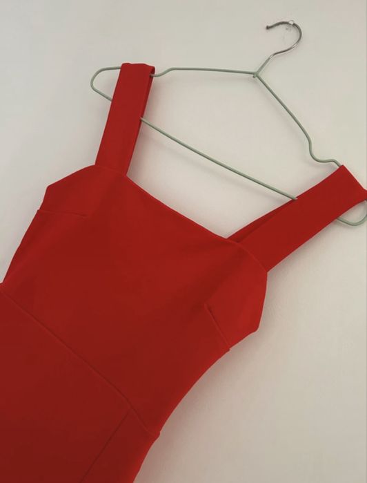 Rochie rosie cu bretele, impecabila