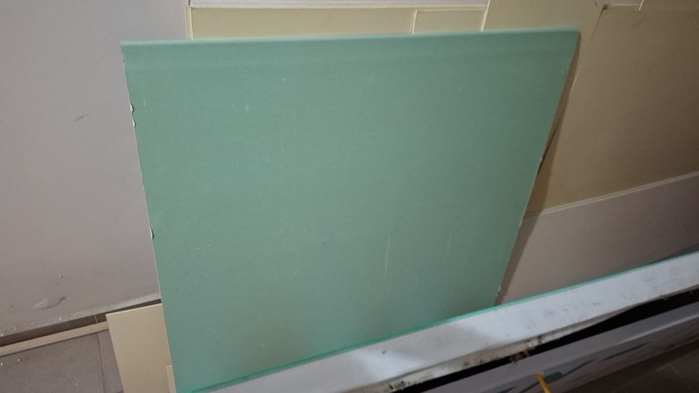 Бесплатно отдам гипсокартон 1,5м²+срезки поменьше