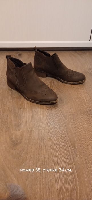 Дамски боти 2 чифта по 10 лева всеки чифт