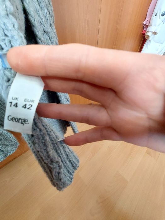 Vând cardigan culoare gri