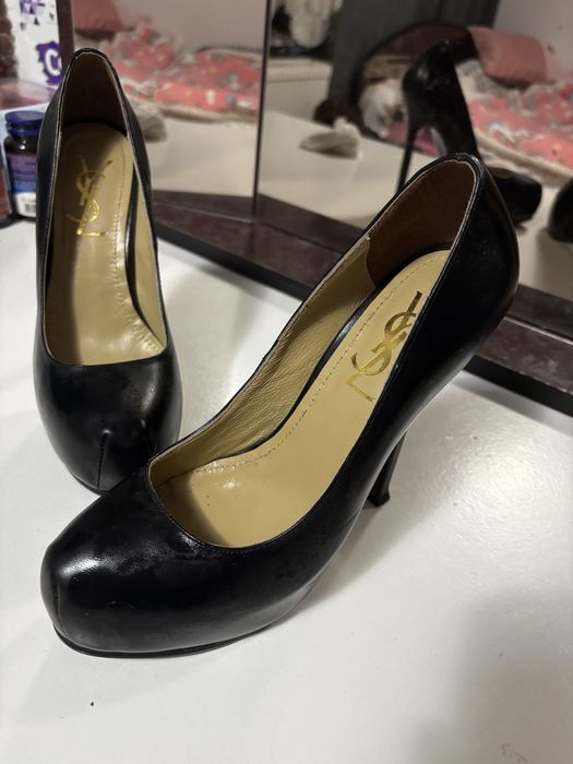 Pantofi originali cu mici defecte