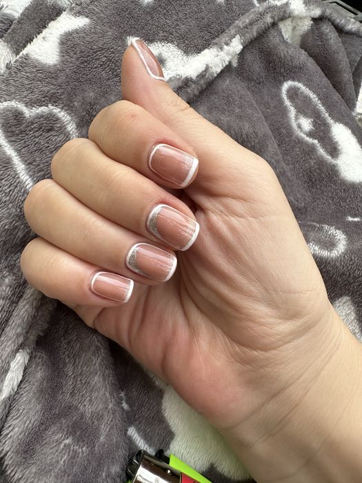 Realizez unghii cu oja semi la domiciliul clientei